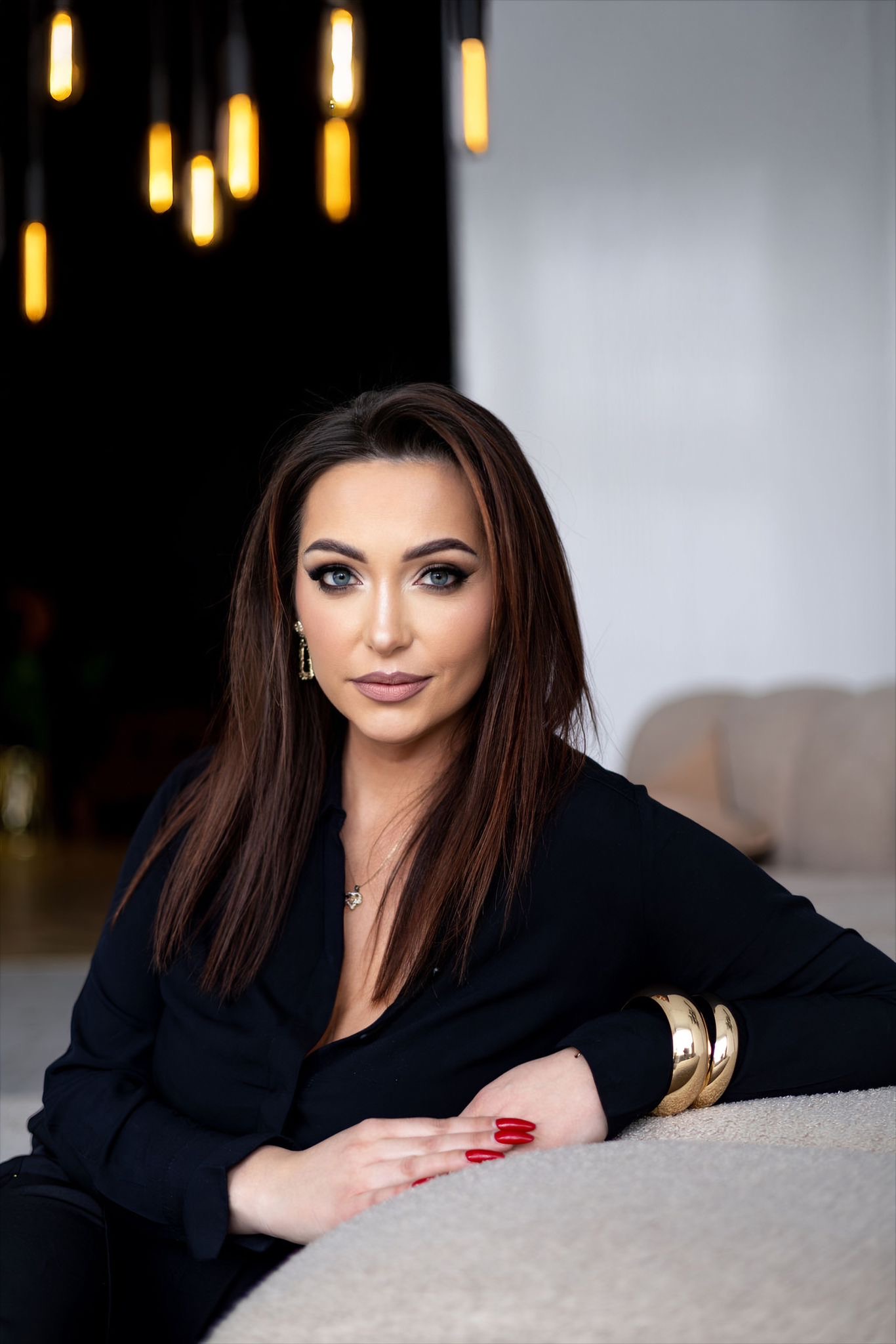 Kobieta z promienną skórą i delikatnym uśmiechem